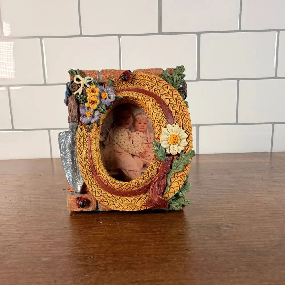Vintage Cottagecore Garden Straw Hat Resin Mini Picture Frame